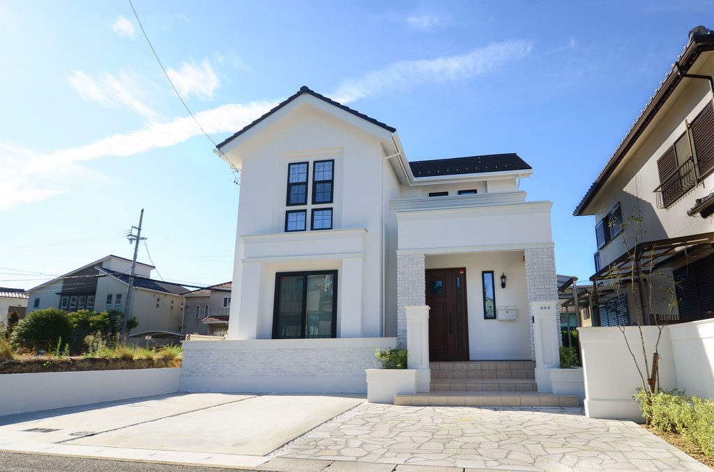 三井ホームの白いお家、プチホテル風の清楚な外観。品のあるオープンスタイルのエクステリア。
